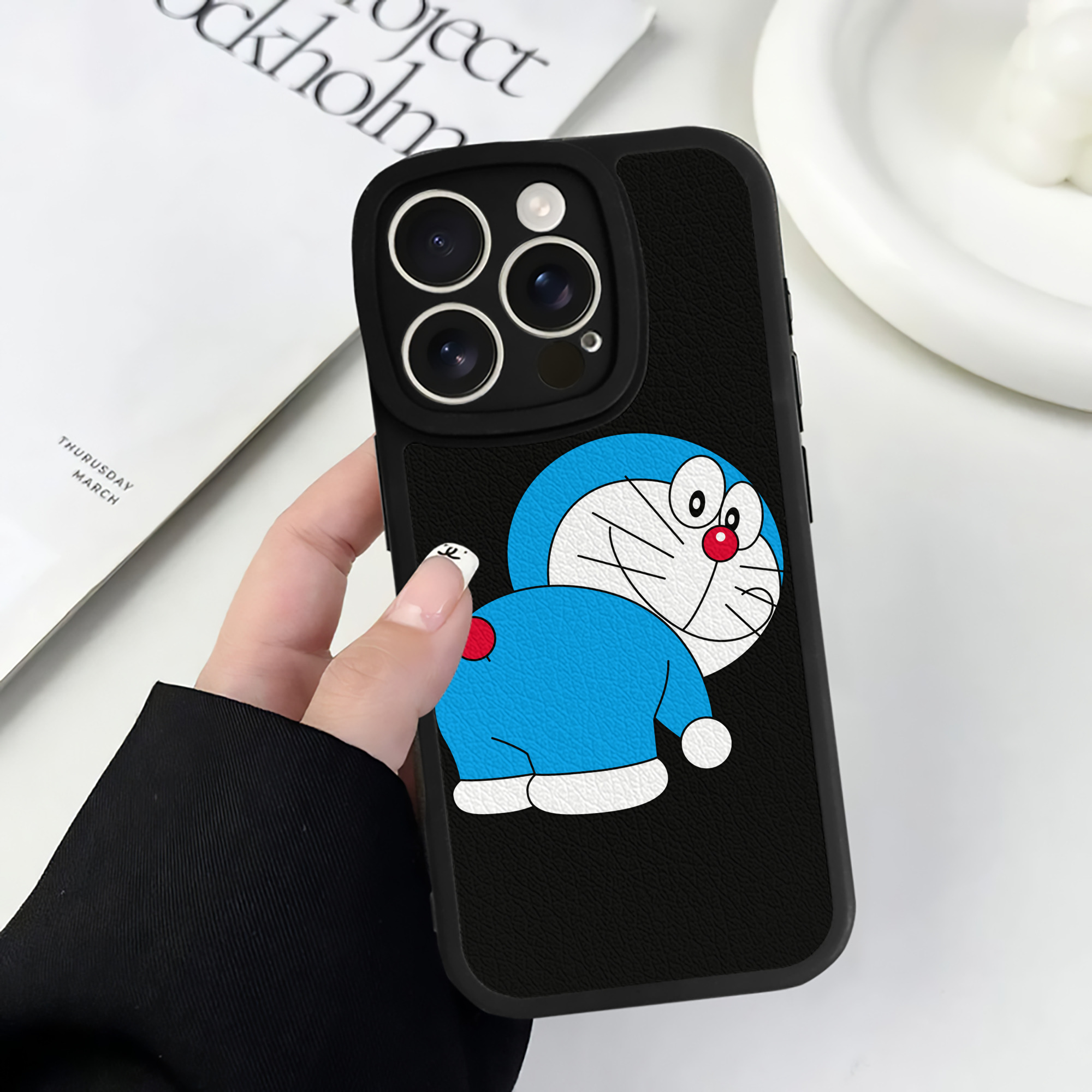 （画像用） ドラえもん Doraemon 【iPhone 16シリーズ対応】シリコンスマホケース（レザー調） 材質：シリコン